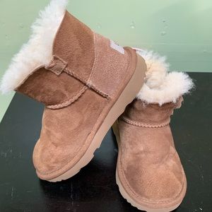 Uggs Mini Bailey button Poppy suede  boots